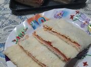 Una foto de sandwich de miga aceituna