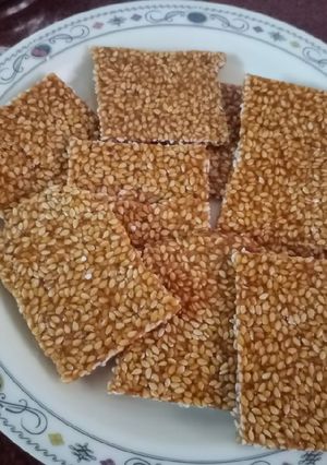 તલ ની ચીકી (Til Chiki Recipe In Gujarati) રેસીપી મુખ્ય ફોટો
