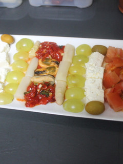 Una foto de Ensalada de mejillones con uvas y queso