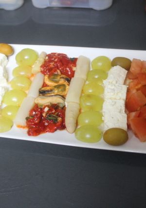 Una foto de Ensalada de mejillones con uvas y queso