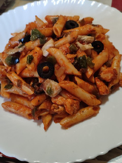 Una foto de Macarrones con pollo y tomate en 22 minutos