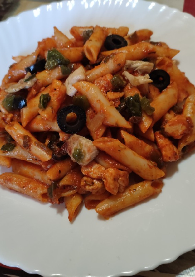 Una foto de Macarrones con pollo y tomate en 22 minutos