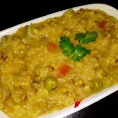 A picture of Sprouts Oats Khichdi.