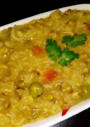 A picture of Sprouts Oats Khichdi.