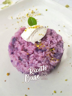 Foto di Riso viola con formaggio di capra e pistacchio