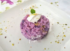Foto di Riso viola con formaggio di capra e pistacchio