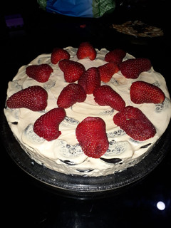 Una foto de Torta helada de oreos y frutillas
