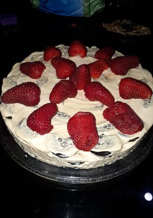 Una foto de Torta helada de oreos y frutillas