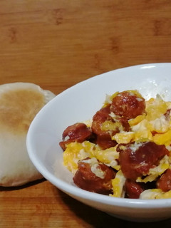 Una foto de Huevos con longanizas 🐷😍
