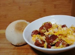 Una foto de Huevos con longanizas 🐷😍
