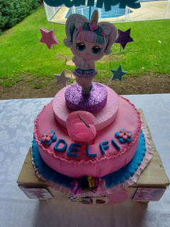 Una foto de Torta de cumpleaños tema muñecas Lol