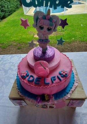 Una foto de Torta de cumpleaños tema muñecas Lol