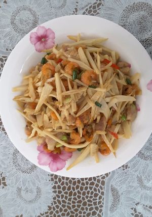 Hình của món Măng tươi xào tôm thịt.