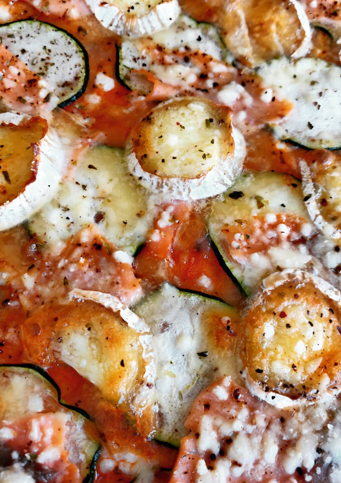 Una foto de Pizza de salmón ahumado, calabacín y queso de cabra