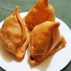 A picture of Aloo Samosa or potato pastry.