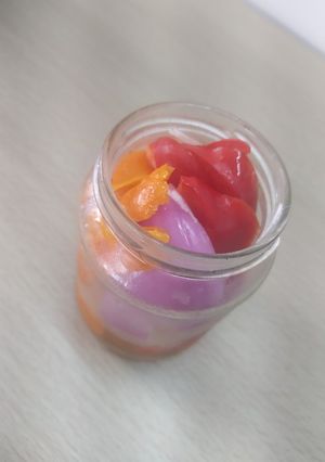 Una foto de Encurtido de cebolla morada, pimiento y ají amarillo