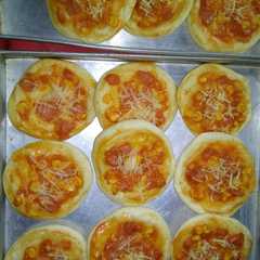Foto resep Pizza mini ekonomis dan lembut. ide jualan paling menguntungkan