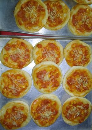 Foto resep Pizza mini ekonomis dan lembut. ide jualan paling menguntungkan