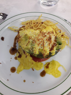 Una foto de Aguacate relleno de marisco