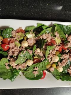 Una foto de Ensalada de aguacate, atún, espinacas y mozzarella