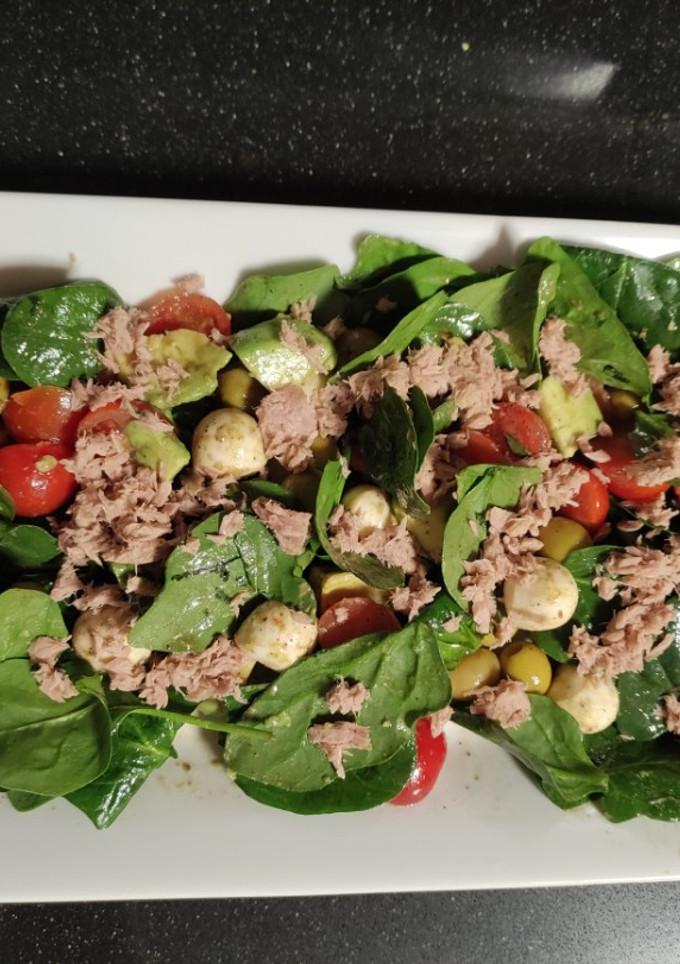 Una foto de Ensalada de aguacate, atún, espinacas y mozzarella