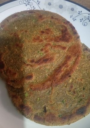 A picture of Bajre ki aate ki masala daar roti.