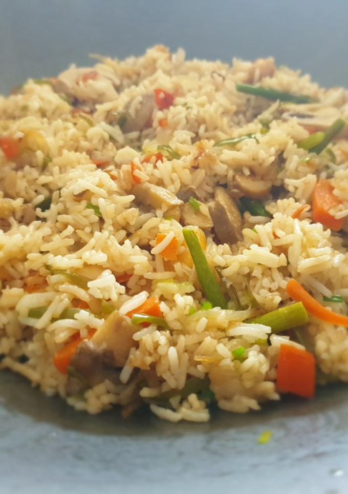 Una foto de Wok de arroz con espárragos y gambas