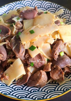 Hình của món Lòng vịt xào măng.