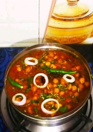टेस्टी छोले (tasty chole recipe in Hindi) रेसिपी मुख्य फोटो