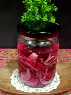 A picture of Pickled Onion In White Wine Vinegar.