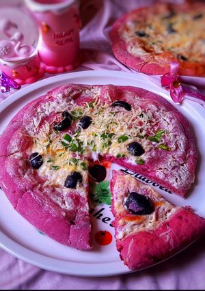 صورة لوصفة بيتزا وردية بعجينة الشمندر(بيطراف)