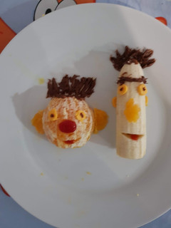 Una foto de Caritas divertidas con fruta