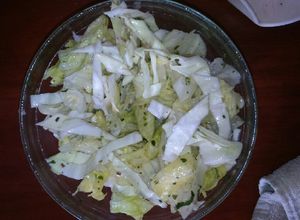 Una foto de Ensalada de verdes tipo mediterránea
