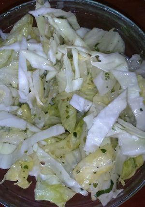 Una foto de Ensalada de verdes tipo mediterránea