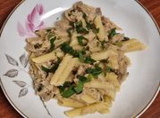 Una foto de atún en lata y pasta