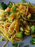 Noodles com bacalhau e legumes