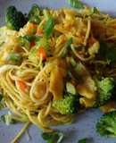 Noodles com bacalhau e legumes
