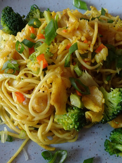 Foto de Noodles com bacalhau e legumes