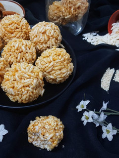 मुरमुरा और तिल के लड्डू (murmura aur til ke ladoo recipe in Hindi) रेसिपी मुख्य फोटो
