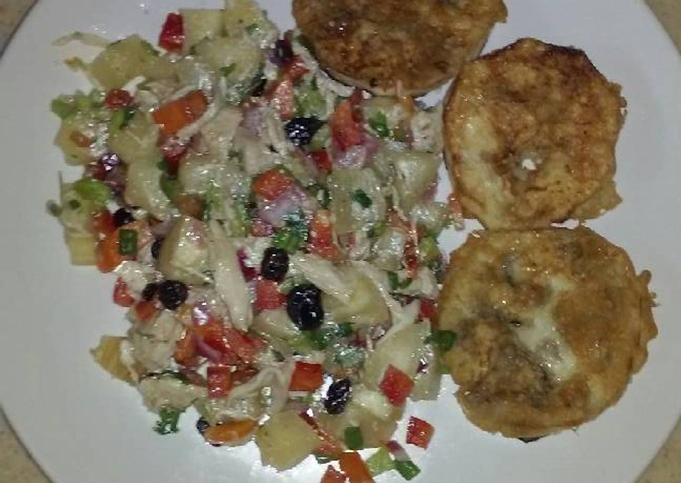 Ensalada de yuca con pechuga desmeuzada y torrejas de berenjenas