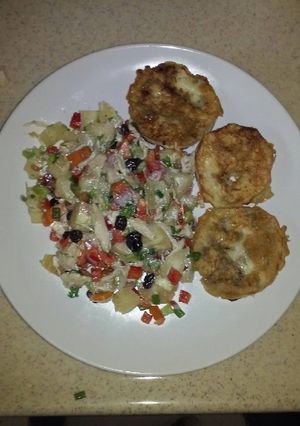 Una foto de Ensalada de yuca con pechuga desmeuzada y torrejas de berenjenas