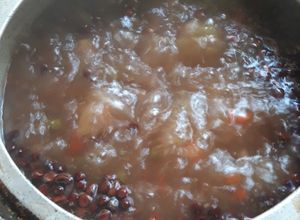 Una foto de Caldo de Poroto con carne