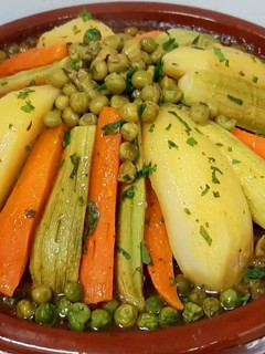 صورة لوصفة طاجين مغربي باللحم والخضار