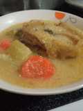 Sopa de gallina india en arroz de maíz
