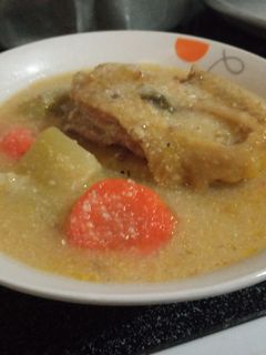 Una foto de Sopa de gallina india en arroz de maíz