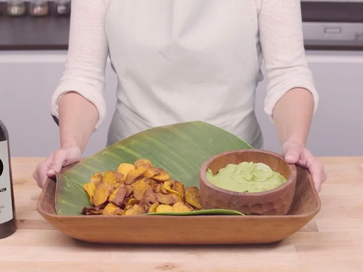 Easy Way Prepare Avocado cream with sweet potato chips the Delicious Appealing