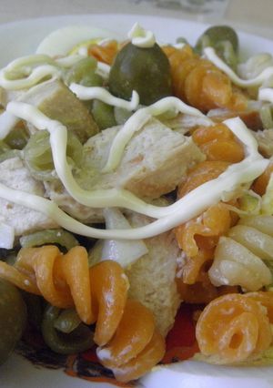 Una foto de Ensalada fría de pasta y pollo