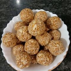 A picture of Till ke ladoo.