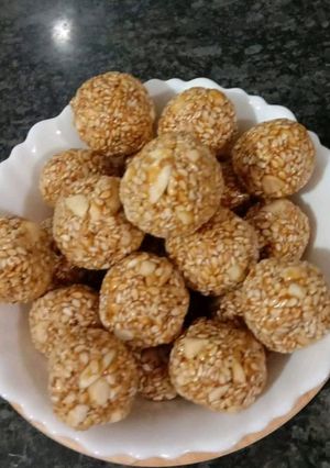 A picture of Till ke ladoo.