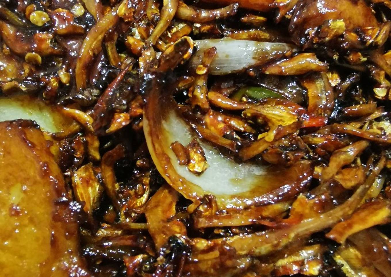 Ikan teri dimasak dengan kecap + kentang